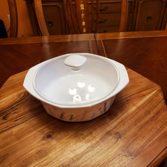 1.5 Qt Round Covered Casserole Fresh Mint (Made In Japan) by STUDIO NOVA - Picture 3 of 4